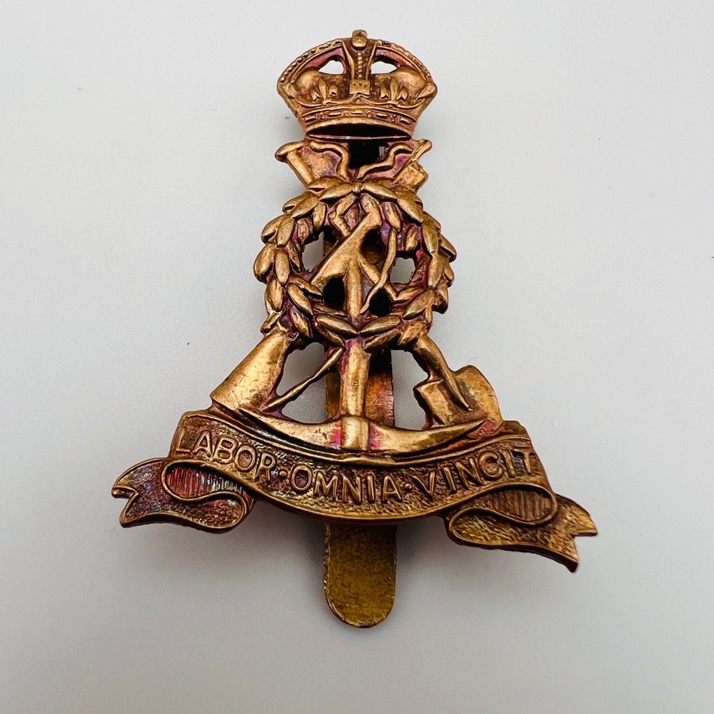 Royal Pioneer Corps Cap Badge Kings Crown Labor Omnia Vincit Brass Insignia